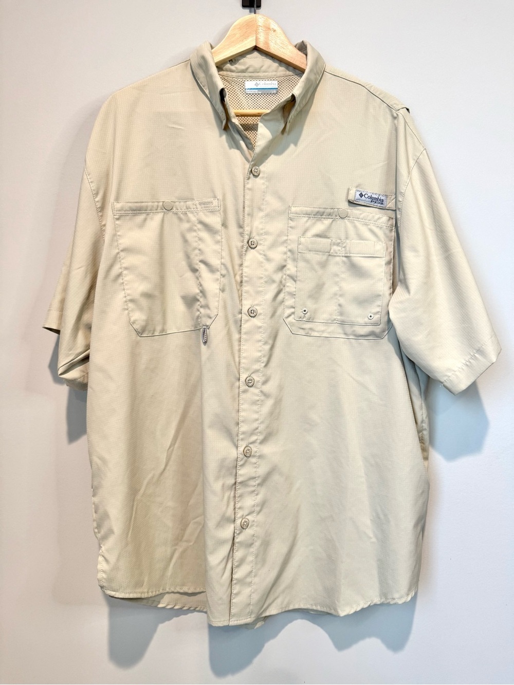 Men’s Columbia Short Sleeve Fishing Outdoor Shirt in Light Khaki